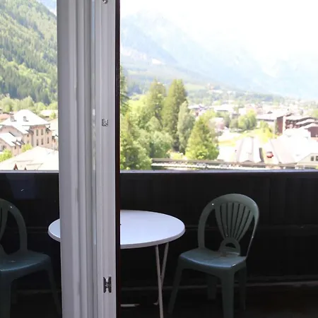 Mont-blanc Idealement Situe 霞慕尼